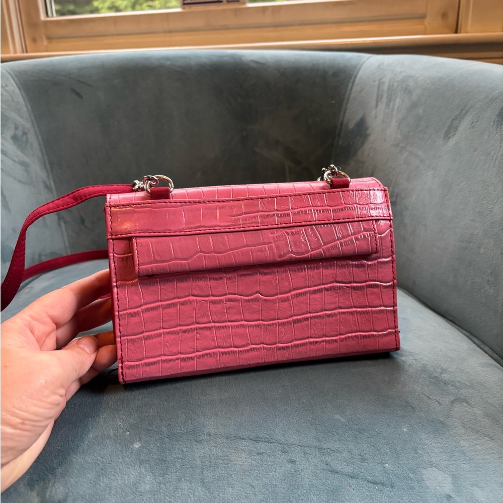 Luxurious Pink Crocodile-Embossed Crossbody Bag